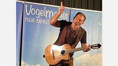 Bild: Hans Kellner/exb
Der Musik-Kabarettist Vogelmayer begeistert beim Auftritt in der Mehrzweckhalle in Leuchtenberg. Die Feuerwehr Döllnitz hat mit der Verpflichtung des Straubingers voll ins Schwarze getroffen.