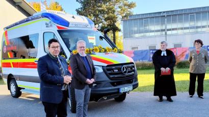 Bild:  Wolfang Wellnhofer
Bürgermeister Thomas Falter, Oberbürgermeister Andreas Feller, Pfarrer Stefan Drechsler und Ortsbeauftragte Andrea Scherübl (von links) freuen sich über das neue Fahrzeug.
