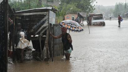 Bild: Odelyn Joseph/AP/dpa
Anwohner waten durch eine überflutete Straße nach dem durchzug von Hurrikan Melissa in Petit-Goave.