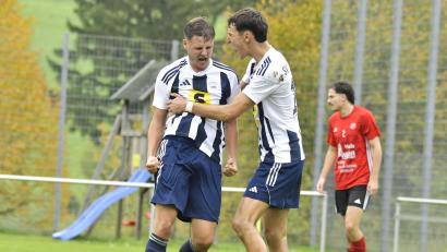 Archivbild: Hubert Ziegler
Ob sie auch am Sonntag wieder derart ausgelassen jubeln dürfen? Timo Rubenbauer (links) und Jakob Sabisch erwarten mit dem SV Raigering den TSV Königstein zum Top-Spiel der Kreisliga Süd im Pandurenpark.