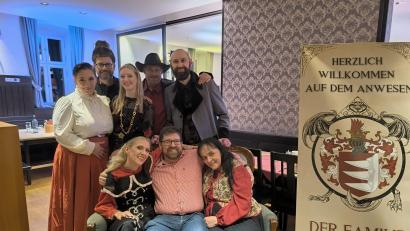 Bild: Tanja Biersl/Ovigo-Theater
Das „Blutgräfin“-Team inklusive einem Zuschauer, der auch eine Rolle übernehmen durfte.