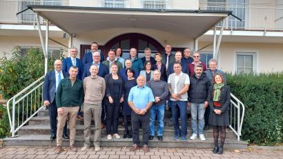 Bild:   Gerlinde Graf
Die Nabaltec AG ehrte in einer Feierstunde zahlreiche Mitarbeiter für ihre Betriebszugehörigkeit. Ein Dank galt auch mehreren künftigen Ruheständlern.