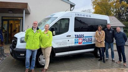 Bild: Romeo Mataj
Die Ökumenische Tagespflege Sulzbach-Rosenberg erhält einen neuen Rollstuhlbus. Das freut Sebastian Birkl, Pflegedienstleiterin Katharina Morgenstern, Geschäftsführerin Birgit Singer-Grimm, Alexander Rall von Auto Auers, Daniel Artmann (von links) von Rollstuhlautos.de