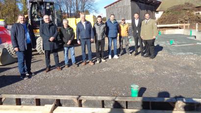 Bild: amö
Die neue Rettungswache in Schönsee kommt. Die Gäste beim Spatenstich mit Bürgermeister Reinhard Kreuzer (von links), stellvertretendem Landrat Richard Tischler, dritten Bürgermeister Josef Fleißer, Werner Decker von der Baufirma Dankerl, Bauleiter Kilian Fischer, Architekt Benedikt Fuchs, Baustellen Polier, Wachleiter Maximilian Hein und Tobias Karl (Johanniter) freuen sich, dass der Bau endlich startet.
