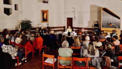 Bild: Wilnauer
Autorin Susanne Gregor las aus ihrem neuen Roman „Halbe Leben“ in der evangelischen Kirche in Pfreimd.