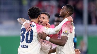 Bild: David Inderlied/dpa
Steht nach hartem Kampf und Verlängerung im Pokal-Achtelfinale: Bayer Leverksuen.