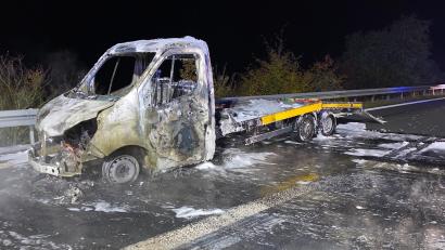 Bild: Verkehrspolizeiinspektion Amberg
Weil er den Motorbrand rechtzeitig bemerkte, konnte der Fahrer eines Autotransporters zumindest seine Fracht retten.