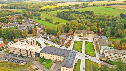 Bild: Florian Miedl
Wunderschön eingebettet in die Landschaft des Fichtelgebirges liegt der Ort Bad Alexandersbad mit dem modernen Alexbad.