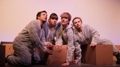 Bild: Daniela Stanilewicz/Ovigo-Theater/exb
Die Schauspieler Anna Maria Sturm, Florian Wein, Lisamarie Berger, Daniel Adler (von rechts).