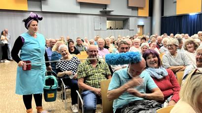 Bild: mma
"Sauber geputzt" wurde mancher Männerschädel von Ines Procter bei ihrem Auftritt im Amberger Musikomm.