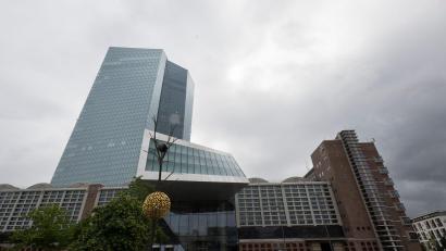 Bild: Boris Roessler/dpa
Die EZB sieht die Inflation im Euroraum eingedämmt (Archivbild)