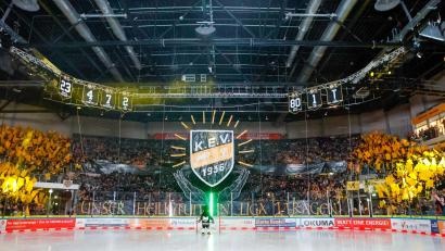 Archivbild: Samla 
Unglaubliche Choreografie in der Krefelder Yayla-Arena. Schaffen die Pinguine diese Saison endlich den sehnlichen Sprung in die DEL oder korrigiert die Düsseldorfer EG den Systemabsturz der vergangenen Saison direkt? Alle 14 DEL2-Teams in der Übersicht.