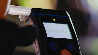 Bild: Heiko Becker/dpa
Zwei Männer wurden in Wunsiedel und Kirchenlamitz wegen Alkohol am Steuer kontrolliert.