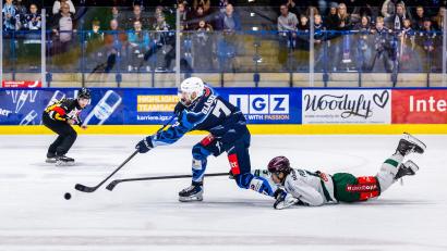 Bild: Tobias Neubert
Luca Gläser (links) ließ diese Großchance für die Blue Devils Weiden liegen. Gegen die Starbulls Rosenheim gab es eine klare Heimniederlage.