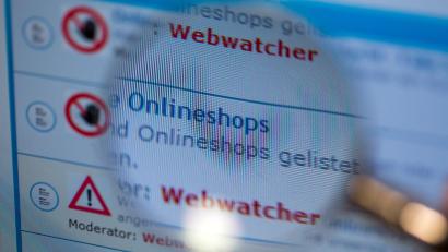 Symbolbild: Jens Büttner/dpa
Über 4 Millionen Deutsche werden jährlich Opfer sogenannter "Fake-Shops". Auch in Weiden gibt es immer wieder Fälle von "Cybercrime".