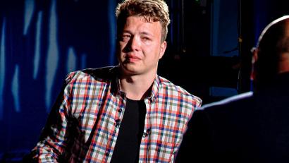 Bild: -/ONT Channel/AP/dpa
Der belarussische Blogger Roman Protassewitsch soll schon bei seiner Festnahme in einem in Minsk zur Landung gezwungenen Flugzeug für den Geheimdienst seiner Heimat gearbeitet haben. (Archivbild)