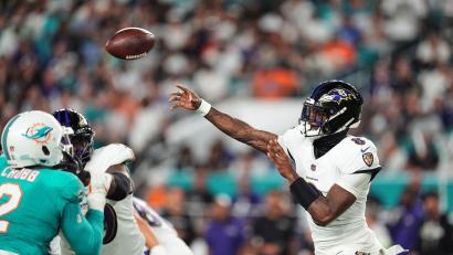 Bild: Rebecca Blackwell/AP/dpa
Lamar Jackson (rechts) warf bei seinem Comeback vier Touchdown-Pässe.