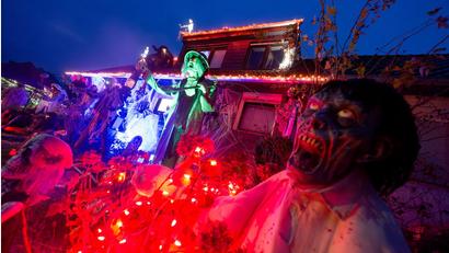 Bild: Henning Kaiser/dpa
Gruselige Figuren stehen in Mettmann vor einem beleuchteten Halloween-Haus.