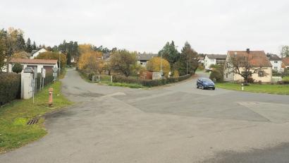 Bild: kek
Der Kreuzungsbereich in der Dorfmitte von Degelsdorf ist eine überdimensionierte Asphaltwüste. Im nächsten Jahr soll sich das durch den Bau eines kleinen Dorfplatzes merklich ändern.