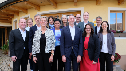 Bild: Schulz
Für ihre jahrzehntelange Treue zur Sparkasse wurden Mitarbeiterinnen und Mitarbei-ter der Vereinigte Sparkassen geehrt.