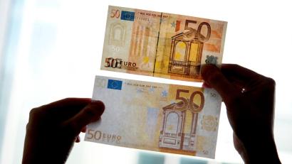 Symbolbild: Franziska Gabbert/dpa-Zentralbild/dpa
Der Jugendliche wollte mit einem falschen Fünfzig-Euro-Schein in einem Fast-Food-Restaurant zahlen.