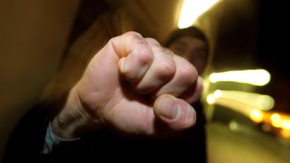 Symbolbild: Karl-Josef Hildenbrand/dpa
Ein 15-Jähriger hat in Schwandorf einem 12-Jährigen mehrfach ins Gesicht geschlagen.