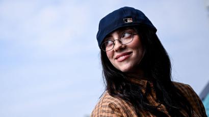 Bild: Britta Pedersen/dpa
Popstar Billie Eilish will von den Einnahmen ihrer letzten Tour einen Betrag in Millionenhöhe spenden und hat Milliardäre zu mehr Großzügigkeit aufgerufen. (Archivbild)