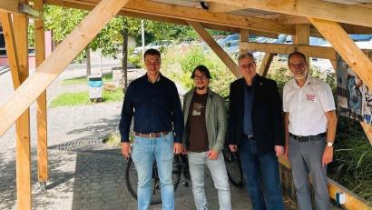 Bild: Florian Kohler
E-Bike-Solar-Ladestation: autark, umweltfreundlich, nachhaltig, einfach ein wertvoller Beitrag für die staatliche Technikerschule Amberg: Möglich war das Projekt unter anderem durch die Unterstützung der Stadtwerke Amberg vertreten durch Florian Andersch, Geschäftsfeldentwicklung und Innovationsmanagement, sowie durch die ehemaligen Technikerschüler Arthur Schertl, Helmut Nierlein und Bernhard Mikuta.