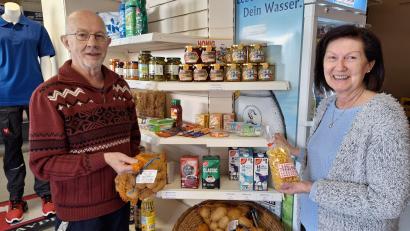 Bild: bl
Anton und Christa Bücherl versuchen mit der Kombination aus Paketannahme, Sportartikeln und Getränken einen kleinen Rest Dorfladen für Altendorf zu retten.