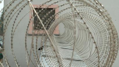 Symbolbild: Petra Hartl
Ein Häftling in einer bayerischen Justizvollzugsanstalt muss ein Jahr "nachsitzen", weil er einer Amberger Richterin vermeintliche Falschverdächtigungen dort geschildert hatte.