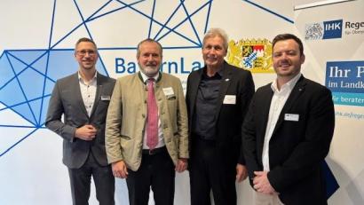 Bild: Birgit Dinauer
IHK-Geschäftsstellenleiter Schwandorf Josef Ebnet (von links) mit Nabburgs Bürgermeister Frank Zeitler, Technologie Campus-Geschäftsführer Thomas Niehoff und Michael Vogel von der IHK Regensburg.