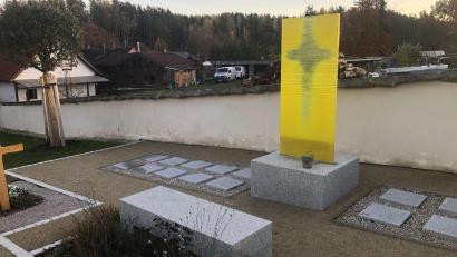 Bild: wro
Den Friedhof in Falkenberg schmückt eine von Erwin Otte geschaffene Urnenanlage.