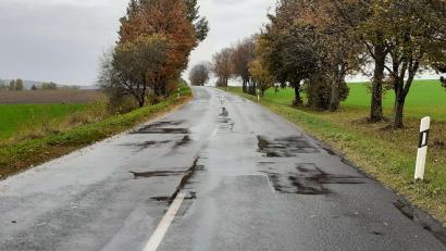 Bild: Kreisstraßenverwaltung Tirschenreuth
Im kommenden Jahr soll auf einer Länge von etwa 1,8 Kilometern der Oberbau der TIR 1 zwischen Ellenfeld und der St 2173 (Wenderner Höhe) verstärkt werden.
