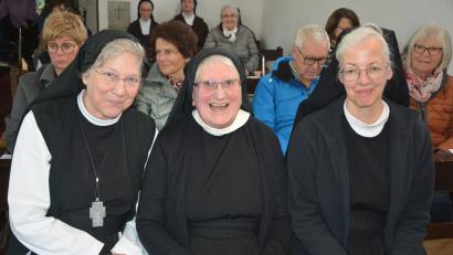 Bild: jr
Beim Festgottesdienst in der Hauskapelle des Klosters Theresianum für Schwester Mechtild Hohenberger (Mitte), die gute Laune hatte, mit dabei Äbtissin Laetitia Fech (links) und Schwester Agnes.
