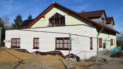 Bild: Elfriede Winter 
Noch dominiert ein Bauzaun das Bild des MVZ von außen. Vor dem Anbau im Vordergrund werden Parkplätze entstehen.