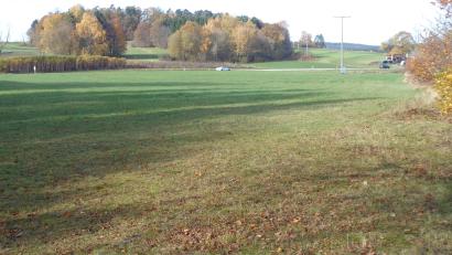 Bild: amö
Eine Ausgleichsfläche zum Gewerbegebiet im Vordergrund liegt beim Kalvarienberg im Hintergrund.