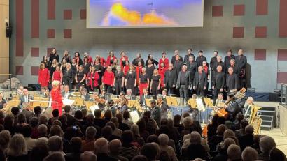 Bild: mgo
Das Jubiläumskonzert des Firmen-Chors "Singing Witt" und der Hofer Symphoniker in der Max-Reger-Halle war ausverkauft.