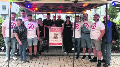 Bild: Bäh
Ein Teil der vielen Helfer, Freunde und Unterstützer für die Veranstaltung und die Benefizaktion.