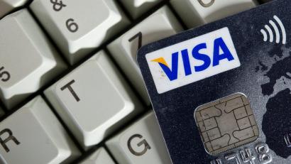 Symbolbild: Ole Spata
Eine 40-Jährige aus Schwandorf ist auf einen Fake-Shop hereingefallen und hat 250 Euro verloren.