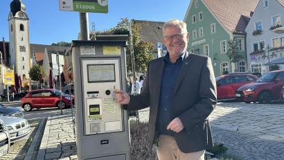 Bild: Lara Schmaus
Oberbürgermeister Andreas Feller demonstriert am Parkautomaten am Schwandorfer Marktplatz, wie künftig mit einem „Fünferl“ die Parkzeit flexibel verlängert werden kann.