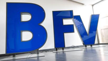 Bild: Peter Kneffel/dpa
Der BFV ermittelt nach Drohungen gegen einen zwölf Jahre alten Schiedsrichter.