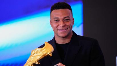 Bild: Manu Fernandez/AP/dpa
Hält stolz die nächste Trophäe in seinen Händen: Kylian Mbappé