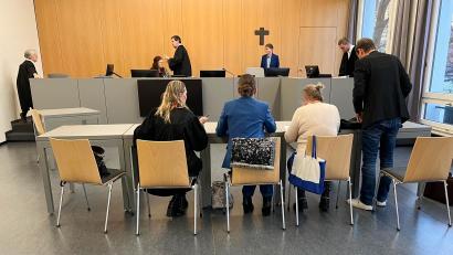 Bild: Julia Hammer
Über ein Jahr hat die 53-jährige Angeklagte (Zweite von rechts) ihren Sohn körperlich und seelisch misshandelt. Nun verurteilte sie das Amtsgericht Weiden wegen Misshandlung von Schutzbefohlenen.