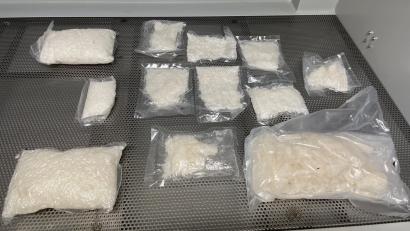 Bild: Polizeipräsidium Westpfalz
Rund vier Kilogramm Crystal Meth finden Polizisten bei der Durchsuchung in Rheinland-Pfalz. Das Haus, in dem die Bande die Drogen aufbewahrt haben soll, soll laut Anklage von der jungen Frau aus Amberg-Sulzbach angemietet worden sein.