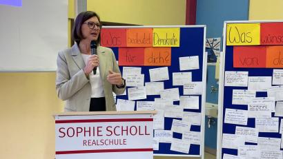 Bild: Paulina Schmidt
Landtagspräsidentin Ilse Aigner sprach am Freitag mit Schülerinnen der Sophie-Scholl-Realschule über Demokratie.