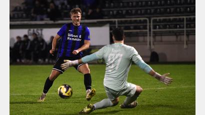 Bild: Gerhard Büttner
Christoph Fenninger (Weiden) scheitert an Fortuna-Torwart Nikolas Köpper. Beide Teams trennten sich am Freitagabend 0:0.