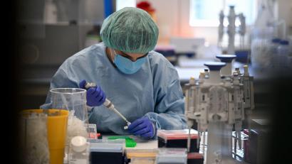 Bild: Arne Dedert/dpa
Für eine erfolgreiche Beweisführung ist die Sicherstellung von Spuren nach einem sexuellen oder körperlichen Übergriff entscheidend. In Bayern kann das nun anonymisiert als Kassenleistung abgerechnet werden. (Illustration)