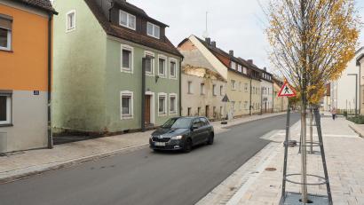Bild: kek
Die Ansicht der Häuserzeile in der Unteren Vorstadt (Bildmitte) in Auerbach mit überwiegend maroden Gebäuden soll sich ändern, wenn sich private Investoren finden, die dort ein vom Stadtrat beschlossenen Bebauungs- und Nutzungskonzept umsetzen.