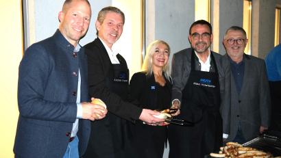 Bild: Hirsch
Vom Podium an den Grill: Andreas Betzlbacher, Andreas Wopperer, Sabriye Atas, Klaus Holetschek und Hans Brunner (von links) diskutierten über die Belebung der Schwandorfer Innenstadt und grillten anchließend im Garten der Spitalkirche Bratwürste für die Gäste. .