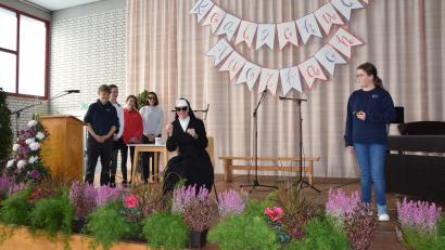 Bild: hdk
Die Schulspielgruppe schenkte der neuen Rektorin Dinge, die sie für ihr neues Amt braucht.